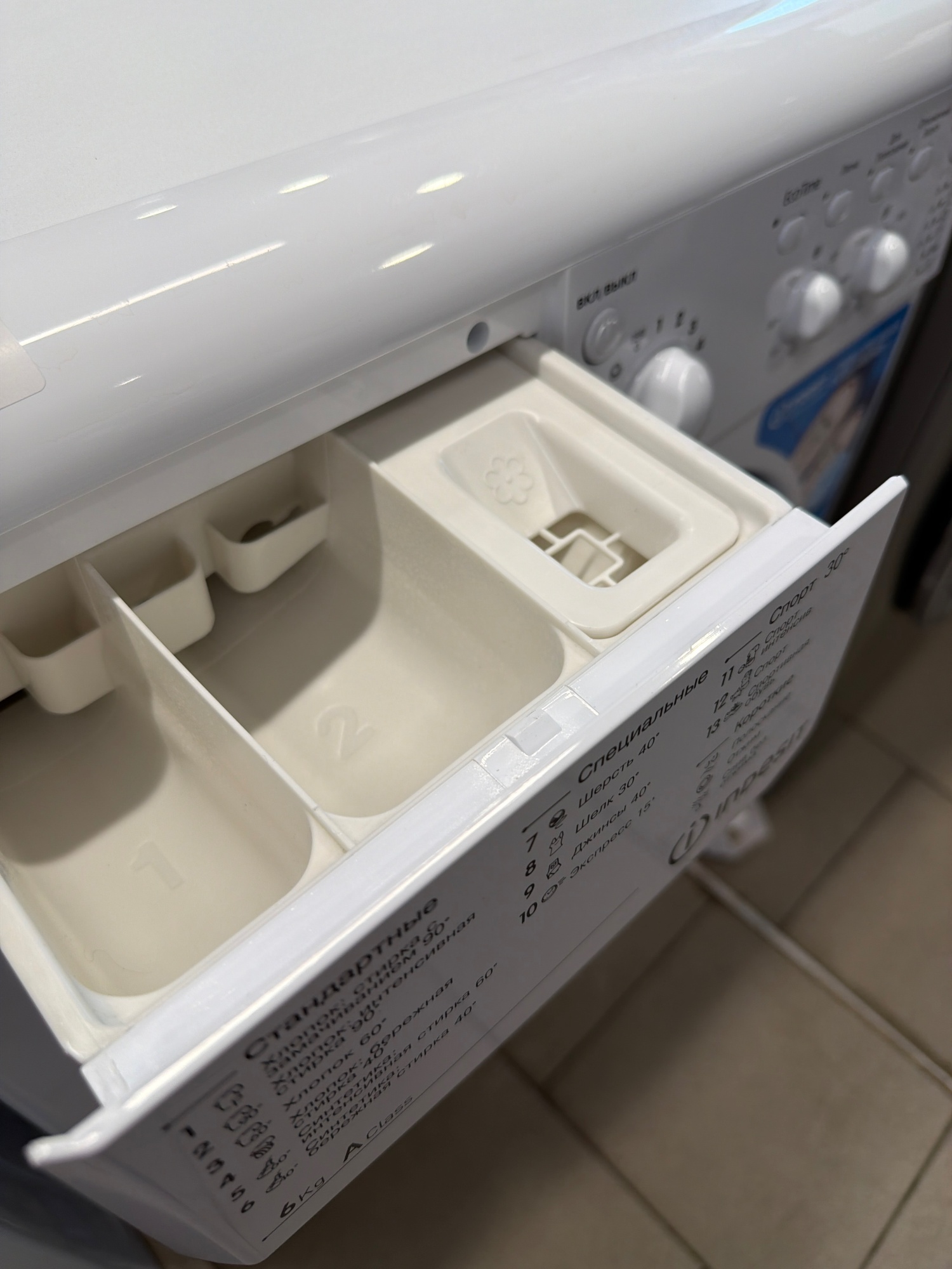 Стиральная машина Indesit EcoTime IWSC 6105 кл.:A фронт. макс.:6кг белый